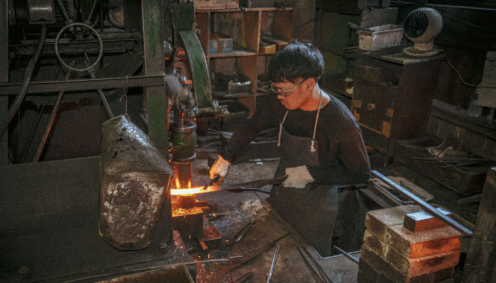 Satoshi Nakagawa: Smith dari Sakai di Balik Santoku Damascus Blue Steel